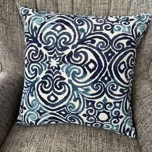 4 multicolored pillows
